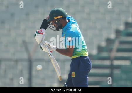 Abahani Ltd Opener Batter Sheikh Naim schlägt während des 2022-23. Spielspiels der Dhaka Premier Division Cricket League in der 2. Runde zwischen Abahani Ltd Und Agra Stockfoto