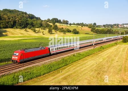 Uhingen, Deutschland - 21. Juli 2021: Intercity-IC-Zug der DB Deutsche Bahn in Uhingen, Deutschland. Stockfoto