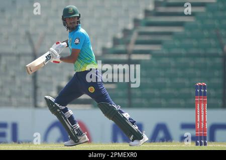 Abahani Ltd Opener Batter Sheikh Naim schlägt während des 2022-23. Spielspiels der Dhaka Premier Division Cricket League in der 2. Runde zwischen Abahani Ltd Und Agra Stockfoto