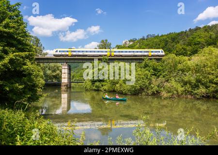 Blaubeuren, Deutschland - 3. Juli 2021: Regionalzug von der DB Deutsche Bahn nach Bwegt in Blaubeuren, Deutschland. Stockfoto