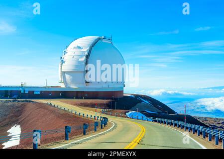 Landschaftsblick auf das Mauna Kea Observatorium von der Auffahrt. Stockfoto