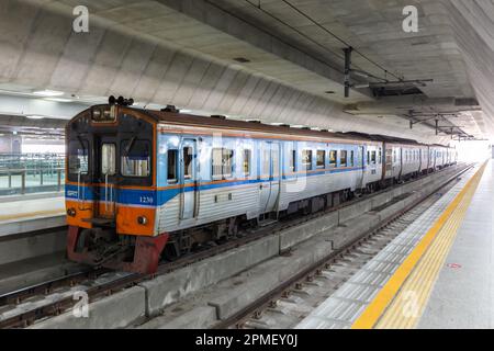 Bangkok, Thailand – 14. Februar 2023: Personenzug am Bahnhof Bang Sue Grand Station, öffentliche Verkehrsmittel in Bangkok, Thailand. Stockfoto