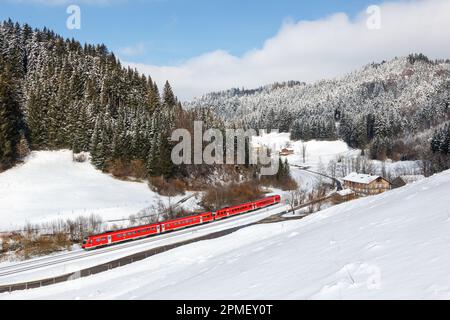 Oberstaufen, Deutschland – 28. Februar 2023: Regionalzug der Deutschen Bahn DB Bombardier Transportation RegioSwinger in Bayern Oberstaufen, Deutschland. Stockfoto