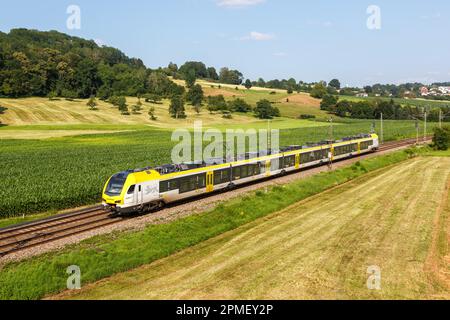 Uhingen, Deutschland - 21. Juli 2021: Regionalzug von bwegt, betrieben von GoAhead in Uhingen, Deutschland. Stockfoto