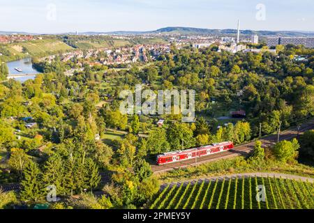 Stuttgart - 1. Oktober 2021: Regionalbahn der DB Deutsche Bahn auf der Schusterbahn Luftaufnahme Stuttgart. Stockfoto