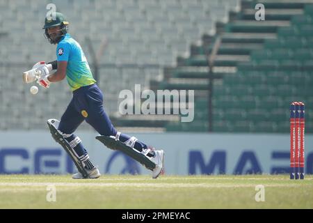 Abahani Ltd Opener Batter Sheikh Naim schlägt während des 2022-23. Spielspiels der Dhaka Premier Division Cricket League in der 2. Runde zwischen Abahani Ltd Und Agra Stockfoto