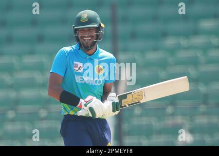 Abahani Ltd Opener Batter Sheikh Naim schlägt während des 2022-23. Spielspiels der Dhaka Premier Division Cricket League in der 2. Runde zwischen Abahani Ltd Und Agra Stockfoto