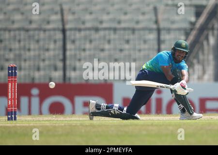 Abahani Ltd Opener Batter Sheikh Naim schlägt während des 2022-23. Spielspiels der Dhaka Premier Division Cricket League in der 2. Runde zwischen Abahani Ltd Und Agra Stockfoto