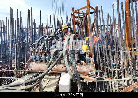 CHANGZHOU, CHINA - 13. APRIL 2023 - Luftfotografen arbeiten auf dem 6. Hauptturm der Changtai Yangtze River Bridge in Changzhou, Provinz Jiangsu Stockfoto