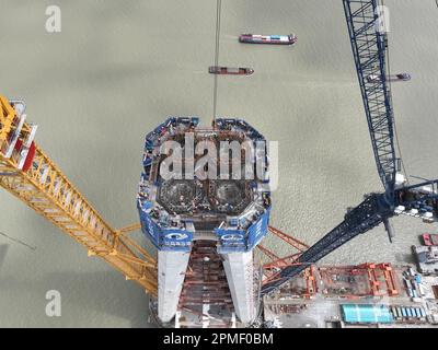 CHANGZHOU, CHINA - 13. APRIL 2023 - ein Luftfoto zeigt den Hauptturm der Changtai Yangtze River Bridge Nr. 6 in Changzhou, Provinz Jiangsu, Chi Stockfoto