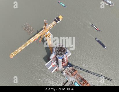 CHANGZHOU, CHINA - 13. APRIL 2023 - ein Luftfoto zeigt den Hauptturm der Changtai Yangtze River Bridge Nr. 6 in Changzhou, Provinz Jiangsu, Chi Stockfoto