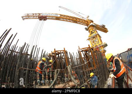 CHANGZHOU, CHINA - 13. APRIL 2023 - Luftfotografen arbeiten auf dem 6. Hauptturm der Changtai Yangtze River Bridge in Changzhou, Provinz Jiangsu Stockfoto