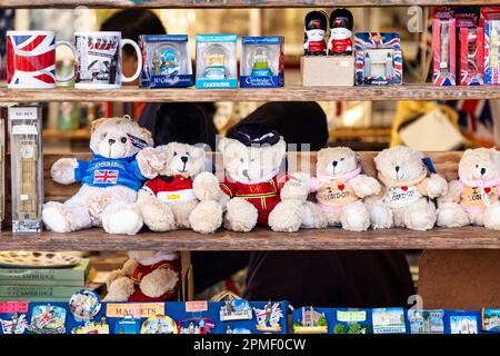 Auswahl an britischen Souvenirs in einem Schaufenster eines Souvenirladens, Cambridge, England, Großbritannien Stockfoto