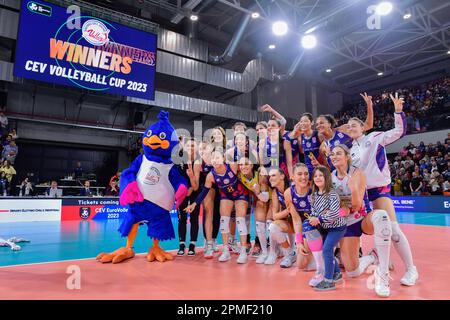 PalaWanny, Florenz, Italien, 12. April 2023, Die Spieler von Savino Del Bene Scandicci feiern den Sieg des CEV-Pokals im Finale: Savino Del Bene Scandi Stockfoto