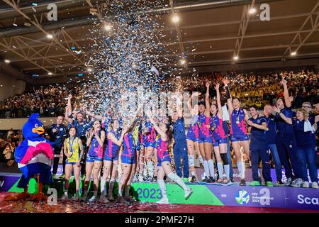 PalaWanny, Florenz, Italien, 12. April 2023, Die Spieler von Savino Del Bene Scandicci feiern den Sieg des CEV-Pokals im Finale: Savino Del Bene Scandi Stockfoto