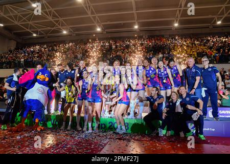 PalaWanny, Florenz, Italien, 12. April 2023, Die Spieler von Savino Del Bene Scandicci feiern den Sieg des CEV-Pokals im Finale: Savino Del Bene Scandi Stockfoto