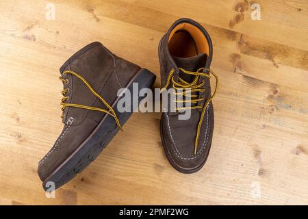 Ein paar alte Winterschuhe auf einem Holzboden Stockfoto