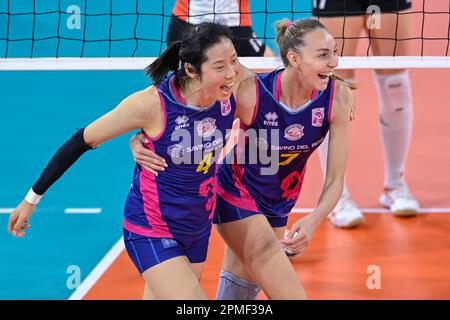 PalaWanny, Florenz, Italien, 12. April 2023, Ting Zhu (Savino Del Bene Scandicci) und Elena Pietrini (Savino Del Bene Scandicci) feiern während der Fin Stockfoto