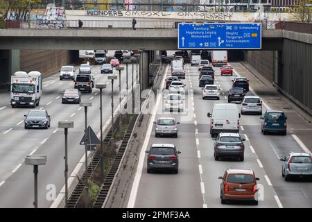 Berlin, Deutschland. 13. April 2023. Autos fahren auf der Stadtautobahn A100. Kredit: Christophe Gateau/dpa/Alamy Live News Stockfoto