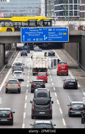 Berlin, Deutschland. 13. April 2023. Autos fahren auf der Stadtautobahn A100. Kredit: Christophe Gateau/dpa/Alamy Live News Stockfoto