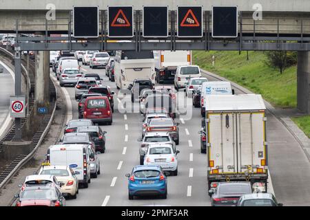 Berlin, Deutschland. 13. April 2023. Die Autos stecken auf der Autobahn A100 fest. Kredit: Christophe Gateau/dpa/Alamy Live News Stockfoto