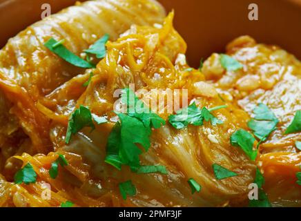 Makedonische Kohlrosette, köstliche Mahlzeit, die in Kulturen, die Teil des Osmanischen Reiches waren, üblich ist. Stockfoto