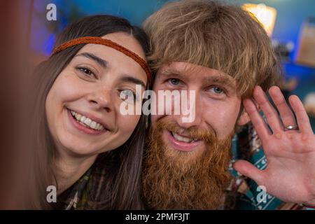 POV der Familienehe Hippie Ehepaar Frau nimmt Selfie Vlog Social-Media-Video, kommuniziert mit Anhängern lachend, um Kamera-Nachrichten zu teilen, rufen Sie online an. Mann und Frau zusammen Stockfoto