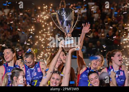 PalaWanny, Florenz, Italien, 12. April 2023, Die Spieler von Savino Del Bene Scandicci feiern den Sieg des CEV-Pokals im Finale: Savino Del Bene Scandi Stockfoto