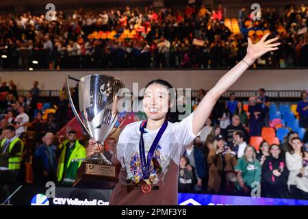 PalaWanny, Florenz, Italien, 12. April 2023, Di Yao (Savino Del Bene Scandicci) feiert den Sieg des CEV-Pokals während des Finales - Savino Del Bene Scan Stockfoto