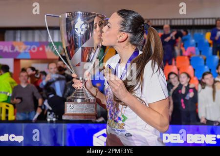 PalaWanny, Florenz, Italien, 12. April 2023, Sara Alberti (Savino Del Bene Scandicci) feiert den Sieg des CEV-Pokals im Finale – Savino Del Ben Stockfoto