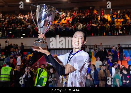 PalaWanny, Florenz, Italien, 12. April 2023, Ting Zhu (Savino Del Bene Scandicci) feiert den Sieg des CEV-Pokals im Finale - Savino Del Bene SC Stockfoto