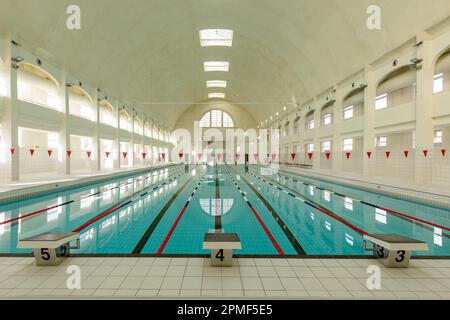 Frankreich, Meurthe et Moselle, Nancy, Nancy Thermal umfasst einerseits das historische Kurgebäude, das 1913 vom Architekten Louis Lanternier erbaut wurde, und die Erweiterung des bestehenden Gebäudes durch die Architekten Anne Demians, Mitglied der Academie des Beaux Arts (Kunstakademie) Im Architekturteil und Nicolas Chabanne im Artem-Viertel in der Rue du Sergent Blandan befindet sich das schwimmbad in olympischer Größe mit dem Namen Grande Piscine Populaire im Espace Aquasport (aquasport-Gebiet) Stockfoto