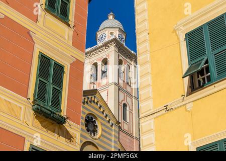 Divo Martino Kirche vom Hauptplatz aus gesehen, Portofino, Ligurien, Italien, Europa Stockfoto