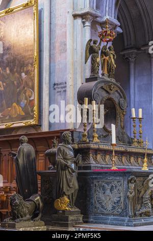 Frankreich, Isere, Saint Antoine l'Abbaye, genannt Les Plus Beaux Villages de France (die schönsten Dörfer Frankreichs), an der Route von Santiago de Compostela, gotische Kirche St. Antoine, erbaut zwischen dem 12. Und 17. Jahrhundert, Altar, Marmor und Bronze, Enthält das Reliquar des Heiligen Antonius mit Silberplatten Stockfoto