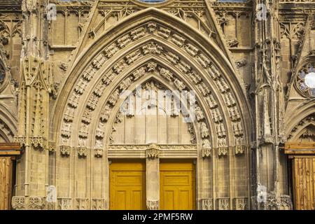 Frankreich, Isere, Saint Antoine l'Abbaye, genannt Les Plus Beaux Villages de France (die schönsten Dörfer Frankreichs), an der Route von Santiago de Compostela, gotische Kirche St. Antoine, erbaut zwischen dem 12. Und 17. Jahrhundert, das zentrale Tor mit 3 Bögen, dekoriert mit Statuetten Stockfoto