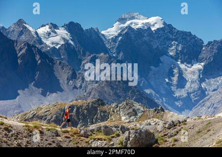 Frankreich, Savoie, Valloire, Cerces Massif, Cerces Lake, Leute, die Laufstrecken üben, im Hintergrund das Ecrins-Massiv, der Gipfel des Barre des Ecrins (4102 M) Stockfoto