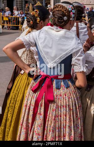 Spanien, Valencia, Fallarien, Tänzer in traditionellen Kostümen, die Königinnen der Fallas von Valencia sind Stockfoto