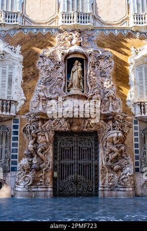 Spanien, Valencia, Palast des Marquis de Dos Aguas (Barockstil), in dem sich das nationale Keramikmuseum González Martí befindet, Haupteingang aus Alabaster aus dem 18.. Jahrhundert, angefertigt von Ignacio Vergara Gimeno Stockfoto