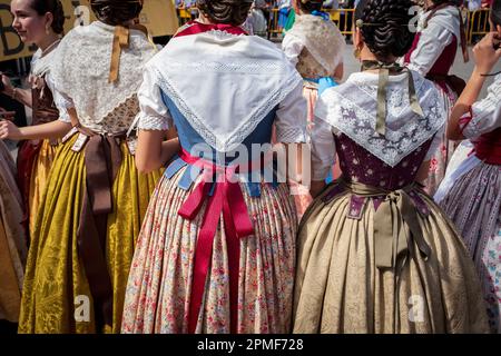 Spanien, Valencia, Fallarien, Tänzer in traditionellen Kostümen, die Königinnen der Fallas von Valencia sind Stockfoto