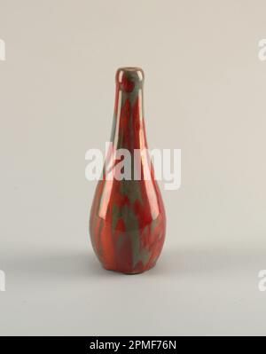 Vase (USA); hergestellt von Dedham Pottery; hergestellt von Hugh Cornwall Robertson (1845 – 1908); glasiertes Steingut Stockfoto