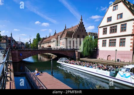 Frankreich, Bas-Rhin, Straßburg, ein Viertel der Altstadt, das zum UNESCO-Weltkulturerbe gehört, fahren Sie mit Touristen, die den Quais des Bateliers Pier auf der Ill, den Pont du Corbeau oder Rawebruck verlassen Stockfoto