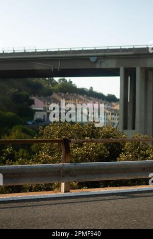 Blick auf die Stadt von der Straße zur Stadt Stockfoto