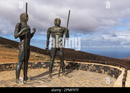 Spanien, Kanarische Inseln, Fuerteventura, Betancuria, Corrales de Guize Belvedere (Mirador de Ayose y Guise), Bronzeskulpturen des Künstlers Emiliano Hernandez, der die letzten Könige der beiden Königreiche von Fuerteventura vor der Ankunft der europäischen Eroberer im Jahr 1402 repräsentierte Stockfoto