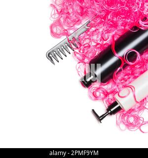 Einfache Locken-Frisur. Schöne, trendige Locken. Kosmetikprodukte mit breitem Kammaufsatz und pinkfarbenem Puppenhaar auf weißem Hintergrund, freier Platz für Text Stockfoto