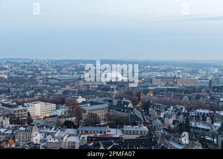 Frankreich, Mosel, Metz, Blick auf die verschneite Stadt Metz vom City Skyliner, dem Panoramaturm für den Weihnachtsmarkt, im Hintergrund das Center Pompidou Metz, ein von den Architekten Shigeru Ban und Jean de Gastines entworfenes Kunstzentrum (Luftaufnahme) Stockfoto