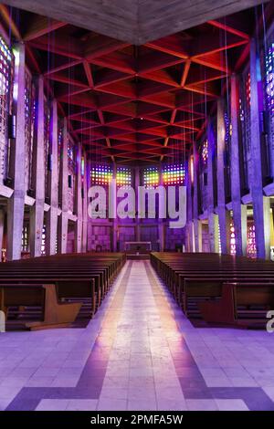 Frankreich, Meurthe et Moselle, Baccarat, Kirche Saint Remy de Baccarat, erbaut zwischen 1953 und 1957 vom Architekten Nicolas Kazis, einzigartig in der Welt die helle Dekoration in Baccarat Tafeln besteht aus 20.000 Stücken Baccarat Kristall, angepasst in den Beton Stockfoto