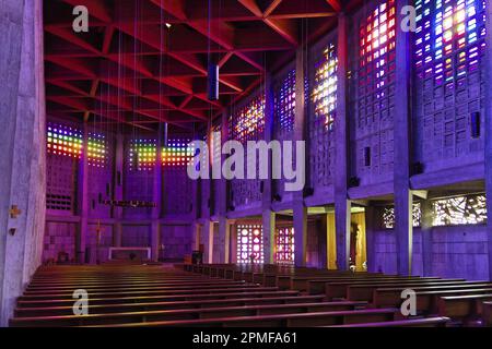 Frankreich, Meurthe et Moselle, Baccarat, Kirche Saint Remy de Baccarat, erbaut zwischen 1953 und 1957 vom Architekten Nicolas Kazis, einzigartig in der Welt die helle Dekoration in Baccarat Tafeln besteht aus 20.000 Stücken Baccarat Kristall, angepasst in den Beton Stockfoto
