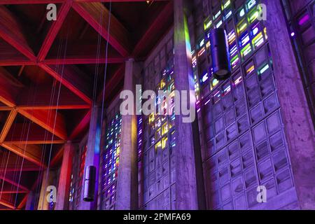Frankreich, Meurthe et Moselle, Baccarat, Kirche Saint Remy de Baccarat, erbaut zwischen 1953 und 1957 vom Architekten Nicolas Kazis, einzigartig in der Welt die helle Dekoration in Baccarat Tafeln besteht aus 20.000 Stücken Baccarat Kristall, angepasst in den Beton Stockfoto