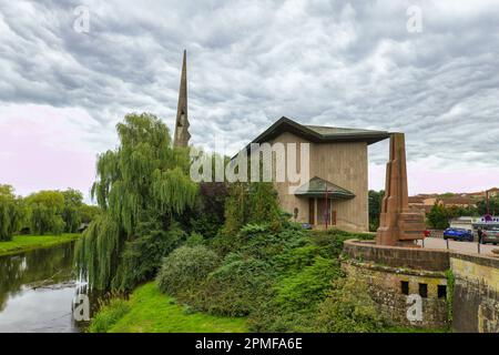 Frankreich, Meurthe et Moselle, Baccarat, Kirche Saint Remy de Baccarat, erbaut zwischen 1953 und 1957 vom Architekten Nicolas Kazis, einzigartig in der Welt die helle Dekoration in Baccarat Tafeln besteht aus 20.000 Stücken Baccarat Kristall, angepasst in den Beton Stockfoto