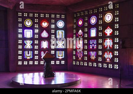 Frankreich, Meurthe et Moselle, Baccarat, Kirche Saint Remy de Baccarat, erbaut zwischen 1953 und 1957 vom Architekten Nicolas Kazis, einzigartig in der Welt die helle Dekoration in Baccarat Tafeln besteht aus 20.000 Stücken Baccarat Kristall, angepasst in den Beton Stockfoto